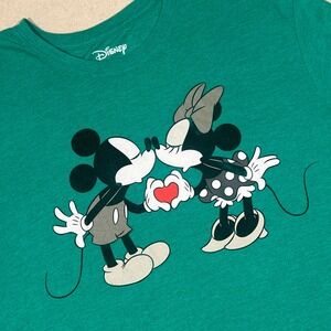 Disney Family Fun Green T Shirt Mickey and Minnie‎ Mouse Kissing Mens M